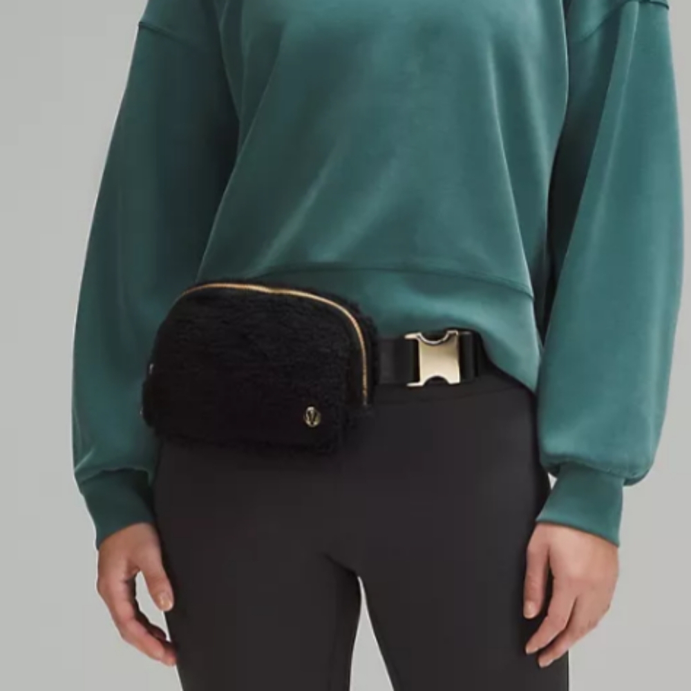 lululemon Everywhere Fleece Belt Bag 1L Fleece in Black/Gold